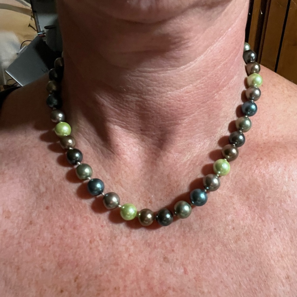 Beautiful earthy tones of pearls on a choker type necklace. Clasp is magnetic.